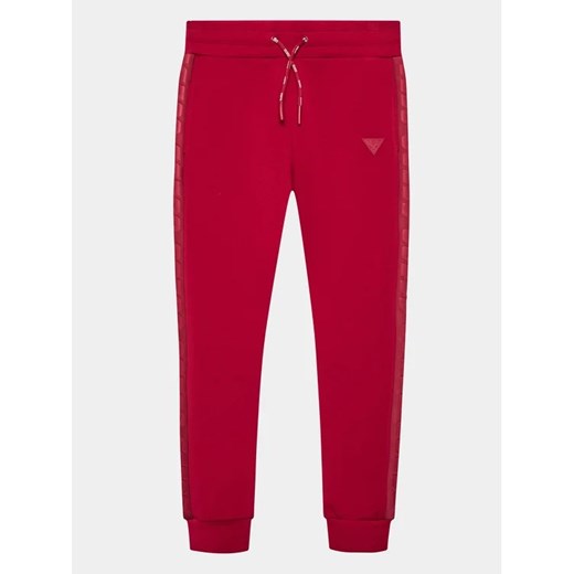 Guess Spodnie dresowe J2YQ24 FL03S Czerwony Regular Fit ze sklepu MODIVO w kategorii Spodnie chłopięce - zdjęcie 168493100