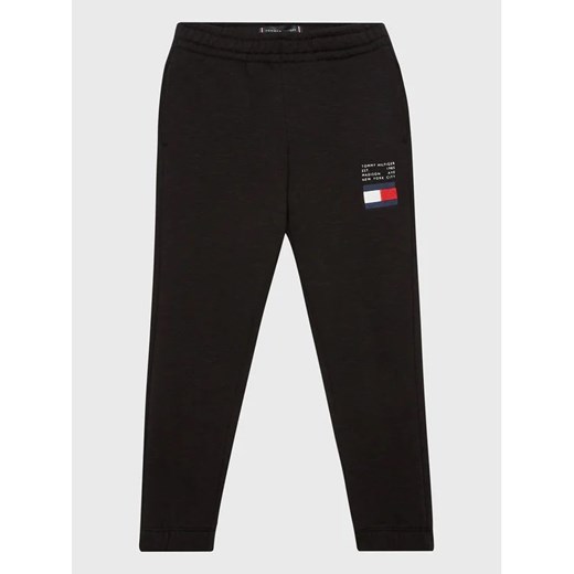 Tommy Hilfiger Spodnie dresowe Flag KB0KB07978 D Czarny Regular Fit ze sklepu MODIVO w kategorii Spodnie chłopięce - zdjęcie 168501350