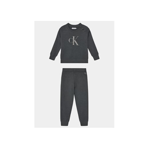 Calvin Klein Jeans Komplet sweter i spodnie materiałowe IN0IN00167 Szary Regular Fit ze sklepu MODIVO w kategorii Dresy chłopięce - zdjęcie 168507970
