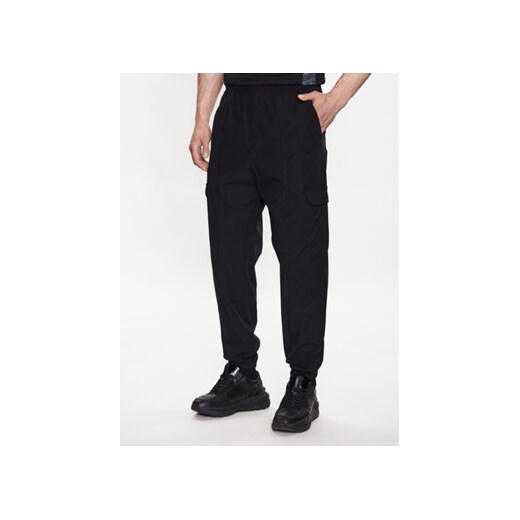 Calvin Klein Jeans Spodnie dresowe J30J323498 Czarny Regular Fit ze sklepu MODIVO w kategorii Spodnie męskie - zdjęcie 168512390