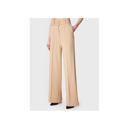 Guess Spodnie materiałowe W3RB18 KBJP2 Beżowy Regular Fit ze sklepu MODIVO w kategorii Spodnie damskie - zdjęcie 168514781