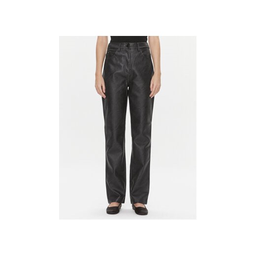 Calvin Klein Jeans Spodnie z imitacji skóry J20J222552 Czarny Straight Fit ze sklepu MODIVO w kategorii Spodnie damskie - zdjęcie 168516014