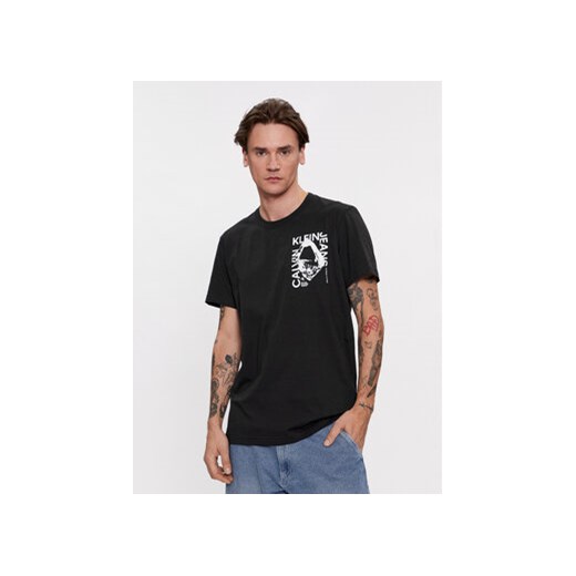 Calvin Klein Jeans T-Shirt Modern Metals Graphic J30J324640 Czarny Regular Fit ze sklepu MODIVO w kategorii T-shirty męskie - zdjęcie 168529134