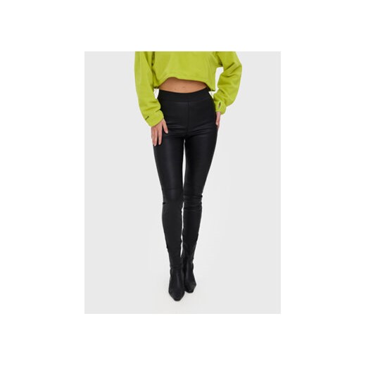 Vero Moda Spodnie z imitacji skóry Storm 10270787 Czarny Slim Fit ze sklepu MODIVO w kategorii Spodnie damskie - zdjęcie 168534121