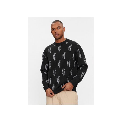 Calvin Klein Jeans Sweter Stacked Logo Aop Sweater J30J325287 Czarny Regular Fit ze sklepu MODIVO w kategorii Swetry męskie - zdjęcie 168534541