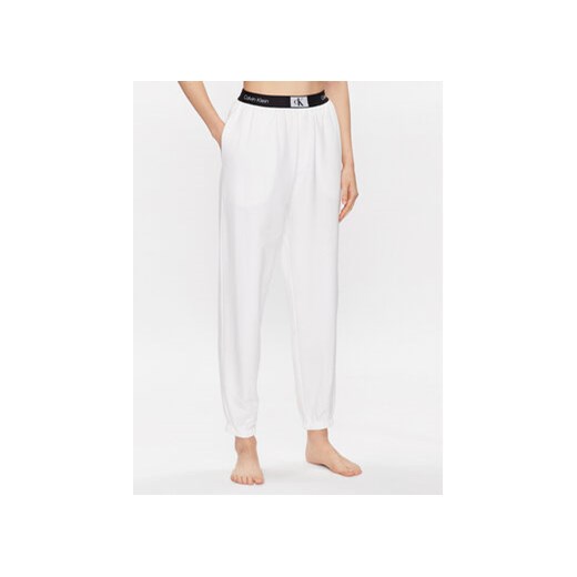 Calvin Klein Underwear Spodnie piżamowe 000QS6943E Biały Regular Fit ze sklepu MODIVO w kategorii Piżamy damskie - zdjęcie 168537851
