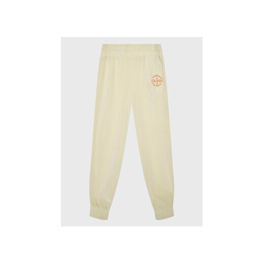 Guess Spodnie dresowe J2BQ12 KBEB0 Beżowy Regular Fit ze sklepu MODIVO w kategorii Spodnie chłopięce - zdjęcie 168538512