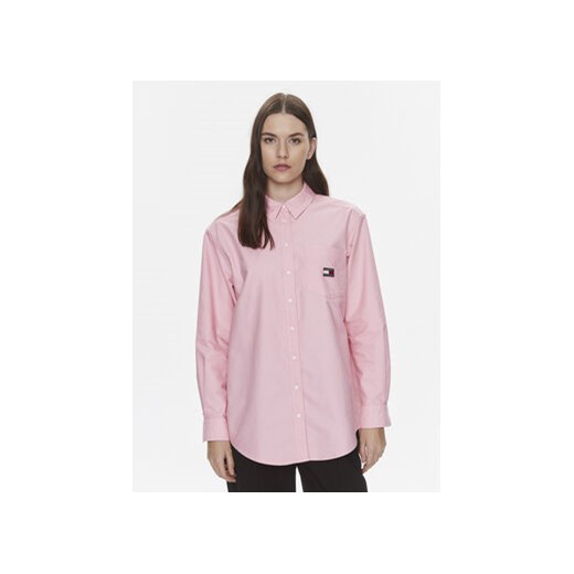 Tommy Jeans Koszula Badge Boyfriend DW0DW17351 Różowy Relaxed Fit ze sklepu MODIVO w kategorii Koszule damskie - zdjęcie 168539323