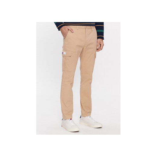 Tommy Jeans Spodnie materiałowe Austin DM0DM18341 Beżowy Slim Fit ze sklepu MODIVO w kategorii Spodnie męskie - zdjęcie 168540954