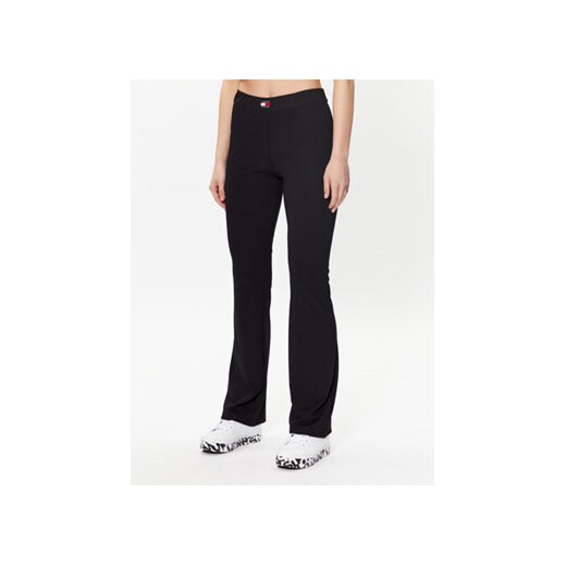 Tommy Jeans Spodnie materiałowe Badge DW0DW15373 Czarny Regular Fit ze sklepu MODIVO w kategorii Spodnie damskie - zdjęcie 168541291