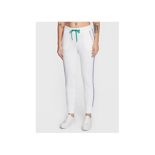 United Colors Of Benetton Spodnie dresowe 3J68P0472 Biały Regular Fit ze sklepu MODIVO w kategorii Spodnie damskie - zdjęcie 168543550