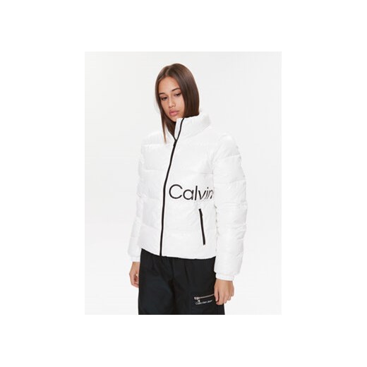 Calvin Klein Jeans Kurtka puchowa J20J221885 Biały Slim Fit ze sklepu MODIVO w kategorii Kurtki damskie - zdjęcie 168543912