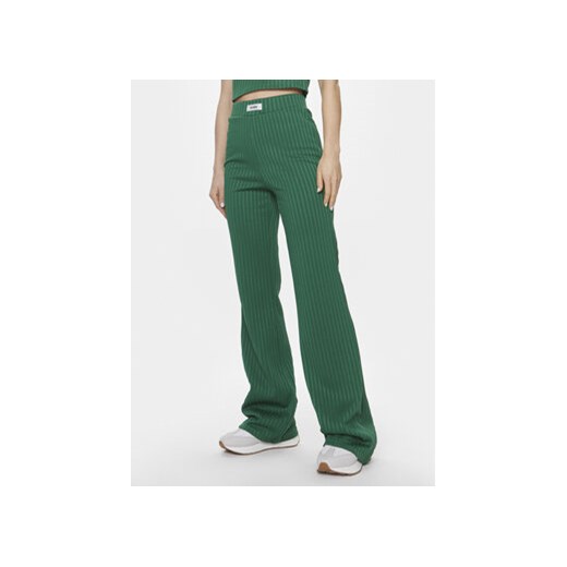 Guess Spodnie dresowe Anneka V4RB06 KC2U2 Zielony Flare Fit ze sklepu MODIVO w kategorii Spodnie damskie - zdjęcie 168546634