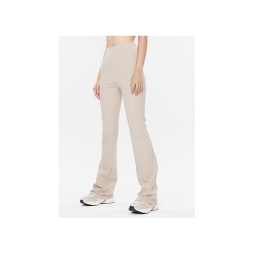 Calvin Klein Jeans Spodnie materiałowe Milano J20J221917 Beżowy Regular Fit ze sklepu MODIVO w kategorii Spodnie damskie - zdjęcie 168548961
