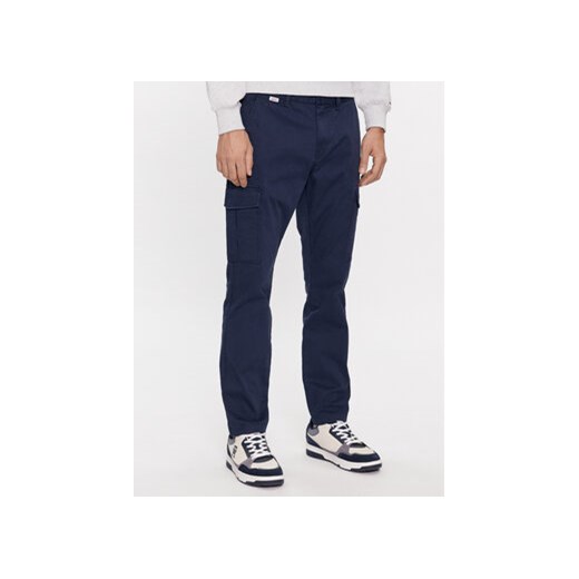 Tommy Jeans Spodnie materiałowe Austin DM0DM17678 Granatowy Slim Fit ze sklepu MODIVO w kategorii Spodnie męskie - zdjęcie 168552461
