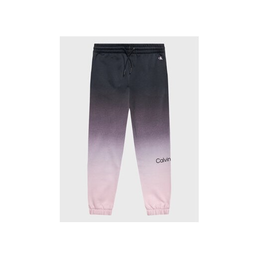 Calvin Klein Jeans Spodnie dresowe All Over Gradient IU0IU00332 Fioletowy Regular Fit ze sklepu MODIVO w kategorii Spodnie chłopięce - zdjęcie 168553311