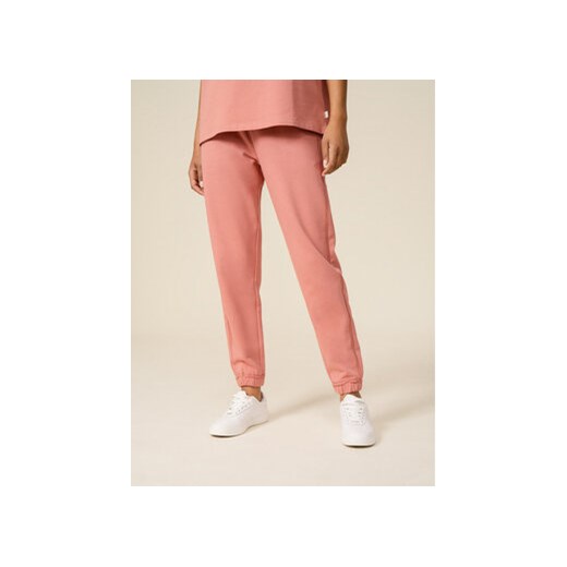 Outhorn Spodnie dresowe OTHSS23TTROF173 Różowy Regular Fit ze sklepu MODIVO w kategorii Spodnie damskie - zdjęcie 168555132