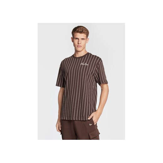 New Era T-Shirt Pinstripe 60284644 Brązowy Oversize ze sklepu MODIVO w kategorii T-shirty męskie - zdjęcie 168558663