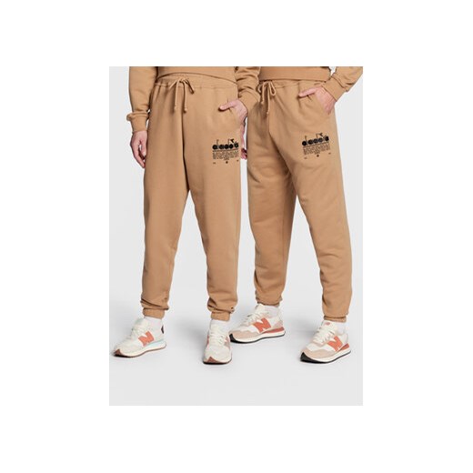 Diadora Spodnie dresowe Unisex Manifesto 502.179480 Beżowy Loose Fit ze sklepu MODIVO w kategorii Spodnie męskie - zdjęcie 168562733