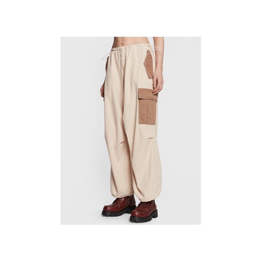 BDG Urban Outfitters Spodnie materiałowe 76283084 Beżowy Relaxed Fit ze sklepu MODIVO w kategorii Spodnie damskie - zdjęcie 168563160