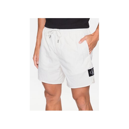 Calvin Klein Jeans Szorty sportowe J30J322904 Biały Regular Fit ze sklepu MODIVO w kategorii Spodenki męskie - zdjęcie 168565290