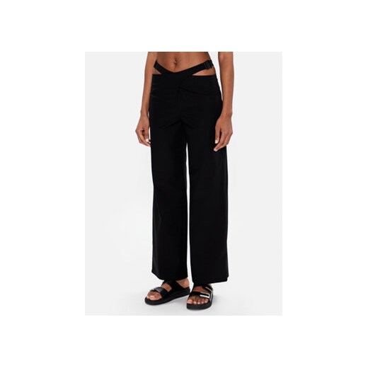 Calvin Klein Jeans Spodnie materiałowe J20J221069 Czarny Regular Fit ze sklepu MODIVO w kategorii Spodnie damskie - zdjęcie 168566391