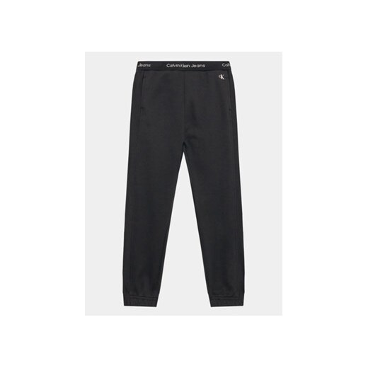 Calvin Klein Jeans Spodnie dresowe Intarsia IB0IB01681 Czarny Regular Fit ze sklepu MODIVO w kategorii Spodnie chłopięce - zdjęcie 168568652