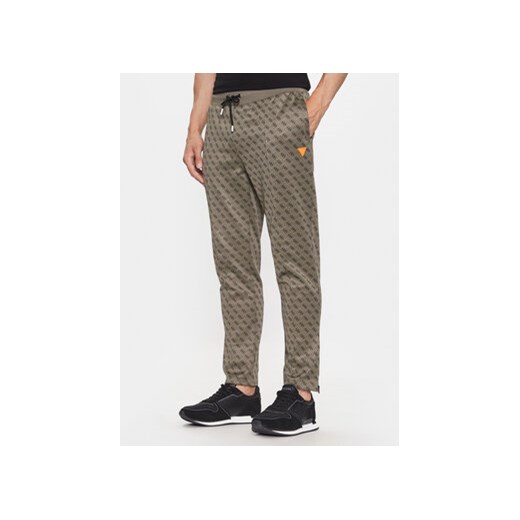 Guess Spodnie materiałowe Z2BB05 FL04Q Brązowy Regular Fit ze sklepu MODIVO w kategorii Spodnie męskie - zdjęcie 168576472