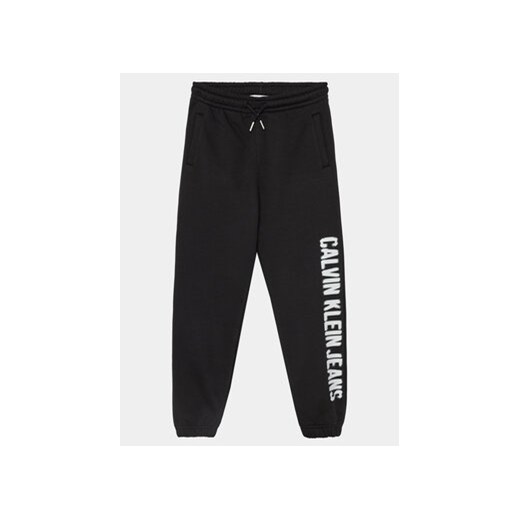Calvin Klein Jeans Spodnie dresowe Pixel Logo IB0IB01935 Czarny Relaxed Fit ze sklepu MODIVO w kategorii Spodnie chłopięce - zdjęcie 168581284