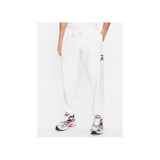 Reebok Spodnie dresowe Classics Brand Proud HY7158 Biały Regular Fit ze sklepu MODIVO w kategorii Spodnie męskie - zdjęcie 168583662