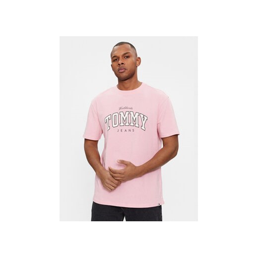 Tommy Jeans T-Shirt Varsity DM0DM18287 Różowy Regular Fit ze sklepu MODIVO w kategorii T-shirty męskie - zdjęcie 168590084