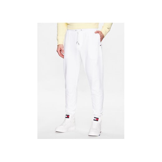 Tommy Hilfiger Spodnie dresowe 1985 MW0MW24521 Biały Regular Fit ze sklepu MODIVO w kategorii Spodnie męskie - zdjęcie 168590244