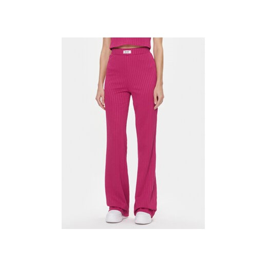 Guess Spodnie materiałowe V4RB06 KC2U2 Fioletowy Flare Fit ze sklepu MODIVO w kategorii Spodnie damskie - zdjęcie 168590384