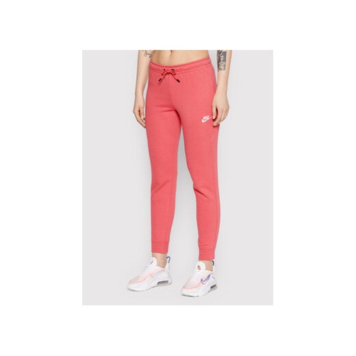 Nike Spodnie dresowe Essential BV4099 Różowy Slim Fit ze sklepu MODIVO w kategorii Spodnie damskie - zdjęcie 168593664