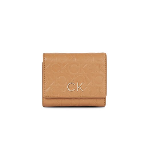Calvin Klein Portfel damski Re-Lock Trifold Xs Emb K60K611321 Brązowy ze sklepu MODIVO w kategorii Portfele damskie - zdjęcie 168595582