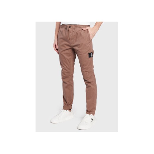 Calvin Klein Jeans Spodnie materiałowe J30J322041 Brązowy Regular Fit M wyprzedaż MODIVO