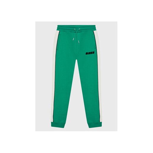 Guess Spodnie dresowe L2BQ19 KBGQ2 Zielony Regular Fit ze sklepu MODIVO w kategorii Spodnie chłopięce - zdjęcie 168604432