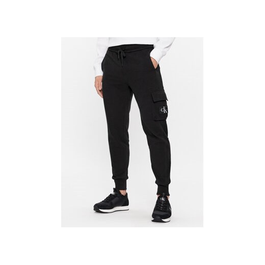 Calvin Klein Jeans Spodnie dresowe Badge J30J324683 Czarny Regular Fit ze sklepu MODIVO w kategorii Spodnie męskie - zdjęcie 168605360