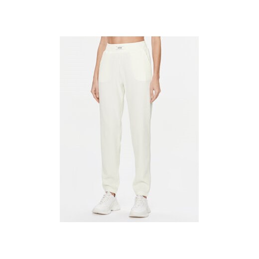 Guess Spodnie dresowe Aislin V4RB01 KC2T0 Biały Regular Fit ze sklepu MODIVO w kategorii Spodnie damskie - zdjęcie 168605811