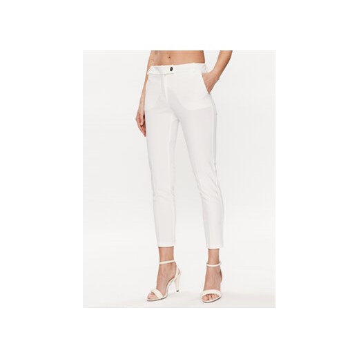 Rinascimento Spodnie materiałowe CFC0113051003 Biały Slim Fit ze sklepu MODIVO w kategorii Spodnie damskie - zdjęcie 168610063