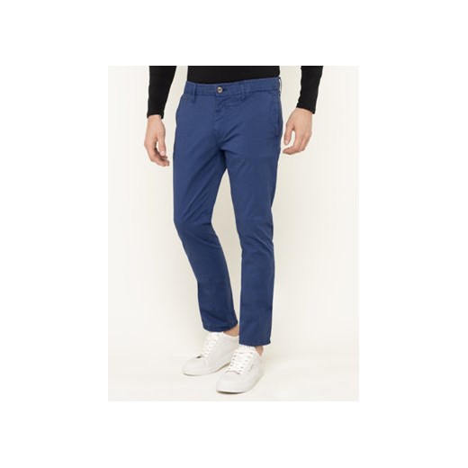 Guess Spodnie materiałowe M92B29 WBFE0 Granatowy Slim Fit ze sklepu MODIVO w kategorii Spodnie męskie - zdjęcie 168612520