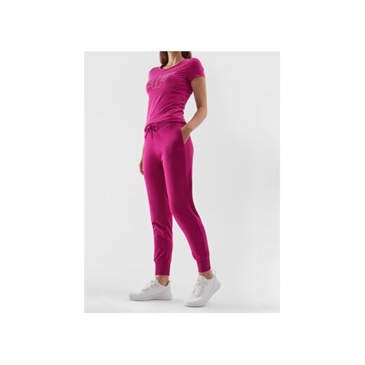 4F Spodnie dresowe 4FAW23TTROF474 Różowy Regular Fit ze sklepu MODIVO w kategorii Spodnie damskie - zdjęcie 168614071