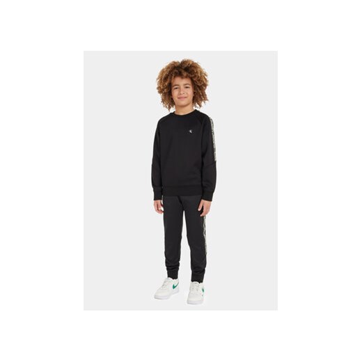 Calvin Klein Jeans Dres IB0IB01852 Czarny Regular Fit ze sklepu MODIVO w kategorii Dresy chłopięce - zdjęcie 168614874