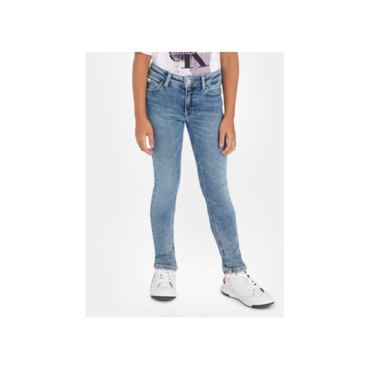 Calvin Klein Jeans Jeansy IG0IG02069 Niebieski Skinny Fit ze sklepu MODIVO w kategorii Spodnie dziewczęce - zdjęcie 168621234