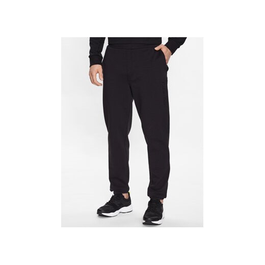 Calvin Klein Spodnie dresowe K10K111566 Czarny Regular Fit ze sklepu MODIVO w kategorii Spodnie męskie - zdjęcie 168621782