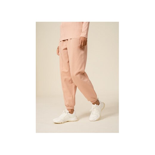 Outhorn Spodnie dresowe OTHSS23TTROF175 Różowy Relaxed Fit ze sklepu MODIVO w kategorii Spodnie damskie - zdjęcie 168625202
