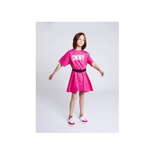 DKNY Sukienka codzienna D32866 S Różowy Regular Fit ze sklepu MODIVO w kategorii Sukienki dziewczęce - zdjęcie 168627093