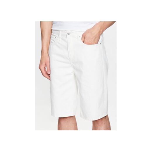 Calvin Klein Jeans Szorty jeansowe J30J322776 Biały Relaxed Fit ze sklepu MODIVO w kategorii Spodenki męskie - zdjęcie 168630673