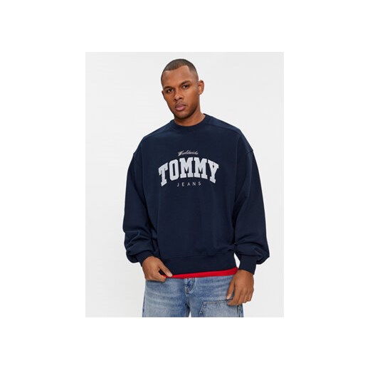 Tommy Jeans Bluza Varsity DM0DM18386 Granatowy Boxy Fit ze sklepu MODIVO w kategorii Bluzy męskie - zdjęcie 168631334