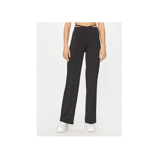 Calvin Klein Jeans Spodnie materiałowe J20J221919 Czarny Straight Fit ze sklepu MODIVO w kategorii Spodnie damskie - zdjęcie 168631624